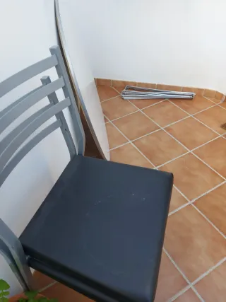 Mesa redonda blanca.