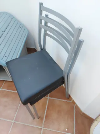 Mesa redonda blanca.