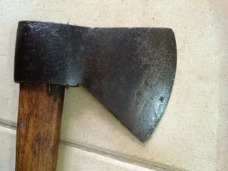 Herramientas antiguas: hacha y azada