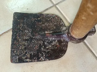 Herramientas antiguas: hacha y azada