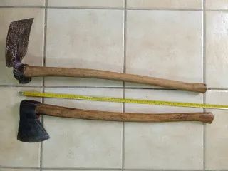 Herramientas antiguas: hacha y azada