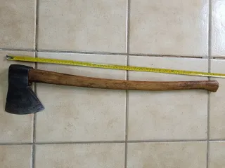 Herramientas antiguas: hacha y azada