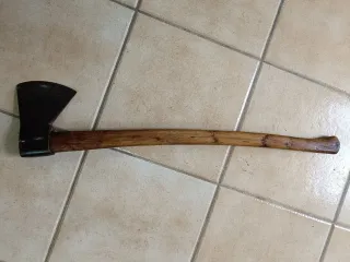 Herramientas antiguas: hacha y azada