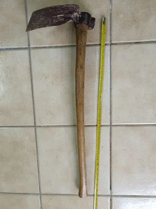 Herramientas antiguas: hacha y azada