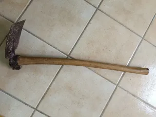 Herramientas antiguas: hacha y azada