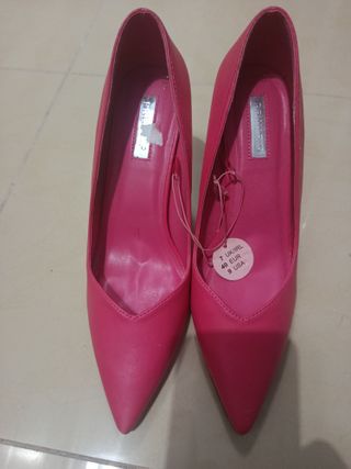 dos pares de zapatos de tacón