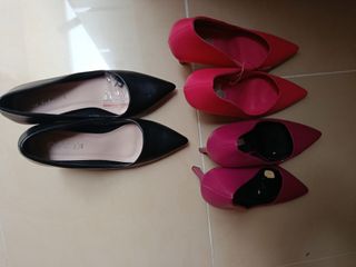 dos pares de zapatos de tacón