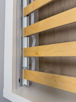 Cama individual blanca con somier