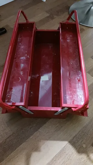 Caja de herramientas metálica roja