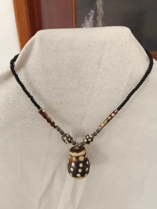 Colar com pingente e contas