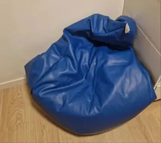 Puf azul de piel sintética