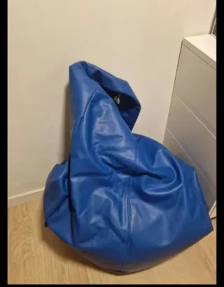 Puf azul de piel sintética