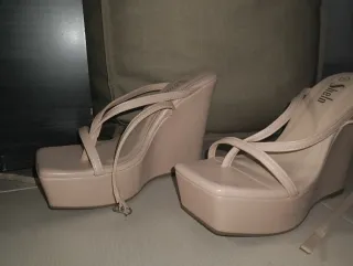 Zapatos de tacón verde y otros colores