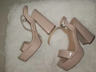 Zapatos de tacón verde y otros colores