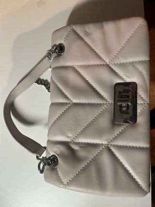 Bolso acolchado cadena beige
