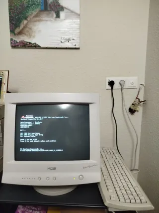 Pantalla de ordenador KDS, teclado y ratón