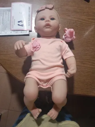 Muñeca bebé realista con chupete