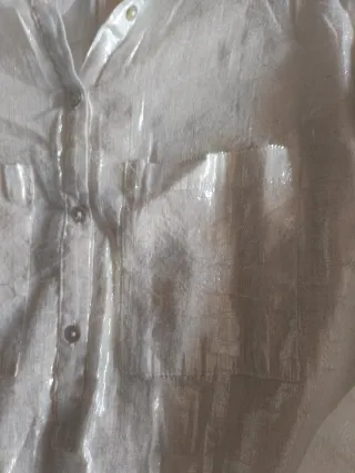 Blusa brillante plateada y blanca