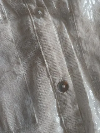 Blusa brillante plateada y blanca