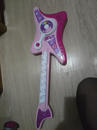 Guitarra rosa de juguete