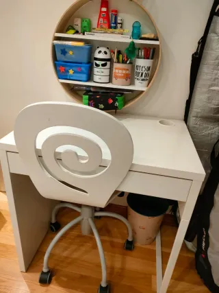Silla de escritorio blanca con ruedas