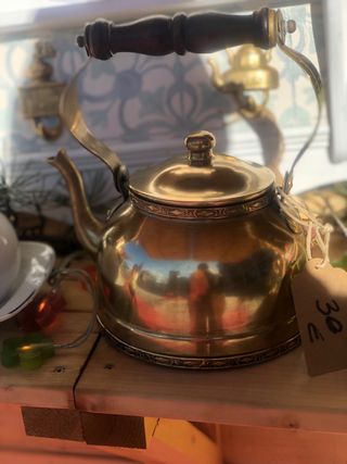 Tetera de metal y madera