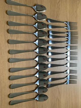 Juego de cubiertos de acero inoxidable.