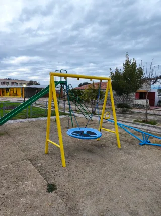 Parque infantil con columpio y balancín