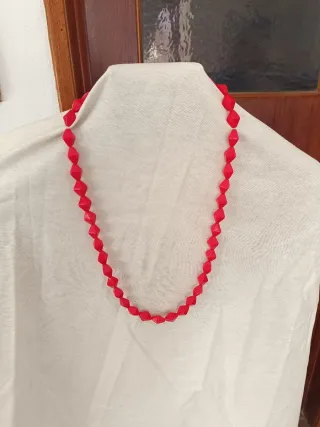Colar Vermelho com Contas Geométricas