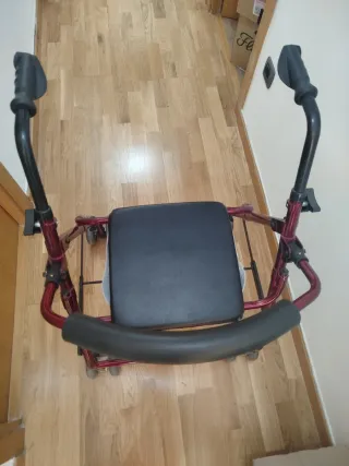 Andador con asiento y ruedas