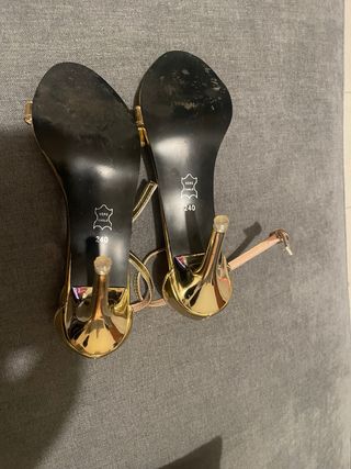 Sandalias doradas tacón fino