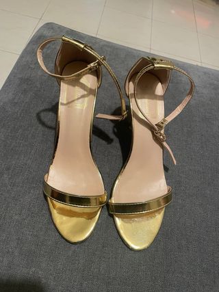 Sandalias doradas tacón fino