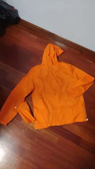 Chubasquero naranja con capucha