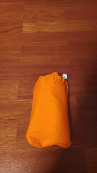 Chubasquero naranja con capucha