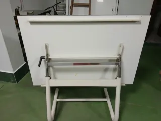 Mesa de estudio blanca y negra