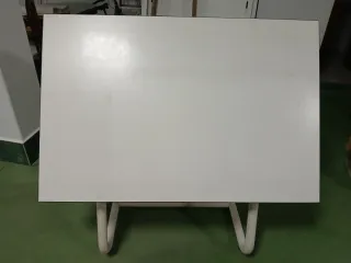 Mesa de estudio blanca y negra