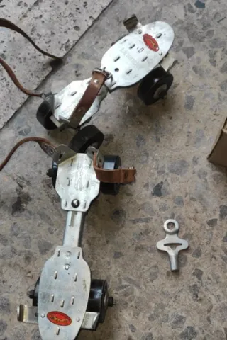 Pattini a rotelle vintage in metallo e cuoio