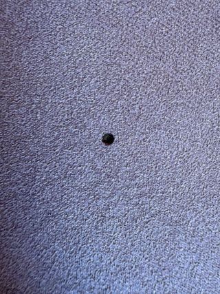 Sofá de 3 plazas rosa tiene chinas en la parte