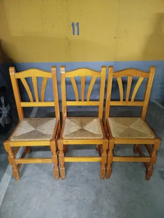 Juego de 3 sillas de madera y yute  45€ las tres