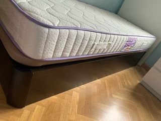 Canapé abatible marrón de madera, incluye colchón