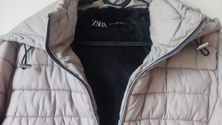 Plumífero mujer gris con capucha Marca Zara.