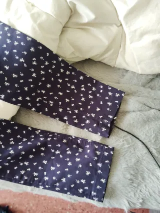 Pantalones estampados azul y blanco los dos