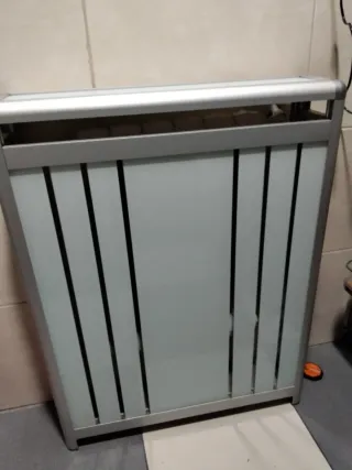 Cubre radiador metálico con tapa de cristal