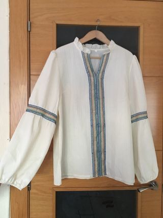 Blusa beige con bordado colorido
