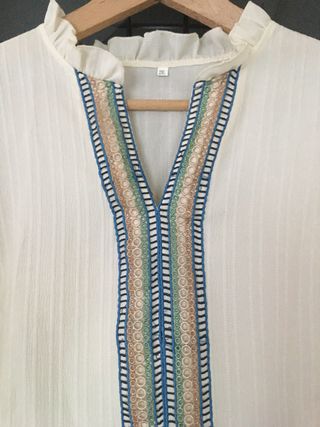 Blusa beige con bordado colorido