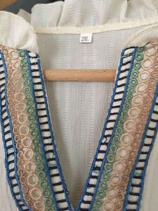 Blusa beige con bordado colorido