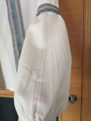 Blusa beige con bordado colorido