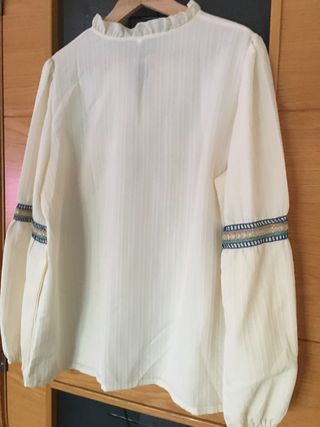 Blusa beige con bordado colorido