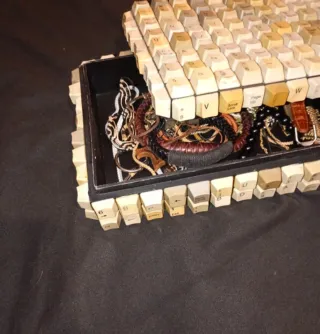 Joyero hecho con teclas de ordenadores antiguos