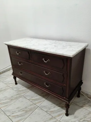 Cómoda de madera con tapa de mármol